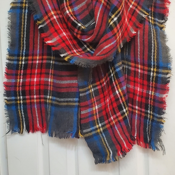 NWOT Plaid Blanket Scarf - Picture 2 of 5